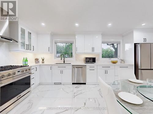 60 Kleins Ridge, Vaughan, ON - Indoor Photo Showing Kitchen With Upgraded Kitchen