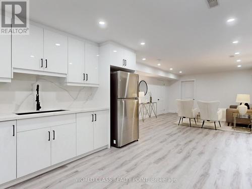 60 Kleins Ridge, Vaughan, ON - Indoor Photo Showing Kitchen