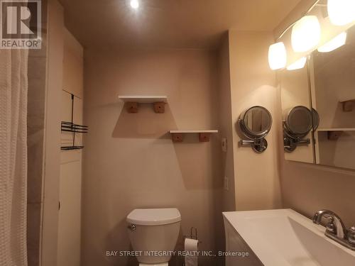 976 Raintree Lane, Mississauga, ON - Indoor Photo Showing Bathroom