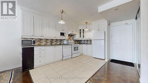 106 - 40 Panorama Court, Toronto, ON - Indoor Photo Showing Kitchen