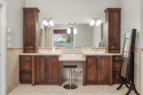 3888 Salmon River Road, Falkland, BC - Indoor Photo Showing Bathroom