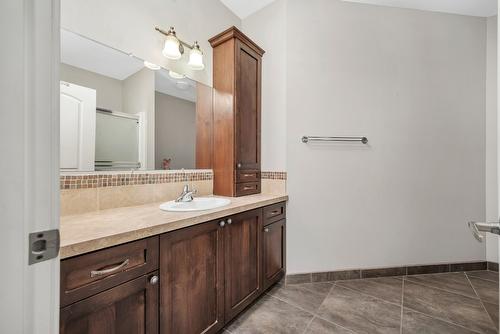 3888 Salmon River Road, Falkland, BC - Indoor Photo Showing Bathroom