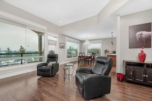 3888 Salmon River Road, Falkland, BC - Indoor Photo Showing Living Room