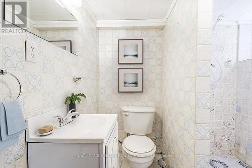 113 Kensington Avenue N, Hamilton, ON - Indoor Photo Showing Bathroom