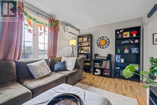 107 Horning Drive, Hamilton, ON - Indoor Photo Showing Living Room