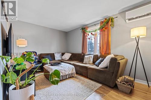 107 Horning Drive, Hamilton, ON - Indoor Photo Showing Living Room