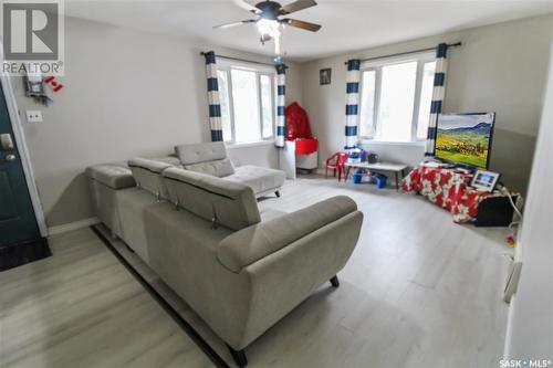 328 6Th Avenue Se, Swift Current, SK - Indoor Photo Showing Living Room