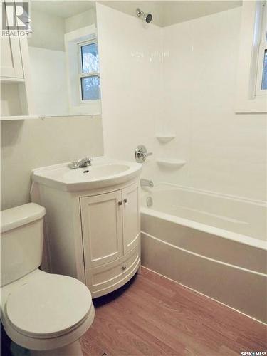 328 6Th Avenue Se, Swift Current, SK - Indoor Photo Showing Bathroom