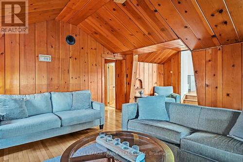 798 Simcoe Street, Smith-Ennismore-Lakefield, ON - Indoor Photo Showing Living Room