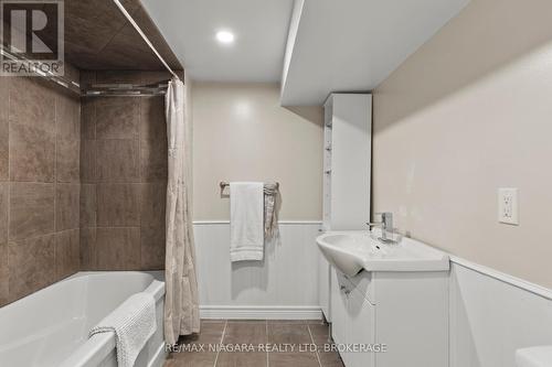 13 Linden Street, St. Catharines (451 - Downtown), ON - Indoor Photo Showing Bathroom