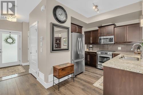 1170 Brant Avenue Unit# 8, Kelowna, BC - Indoor Photo Showing Kitchen With Double Sink With Upgraded Kitchen