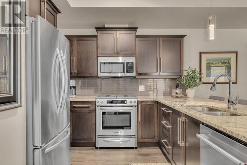 1170 Brant Avenue Unit# 8, Kelowna, BC - Indoor Photo Showing Kitchen With Double Sink With Upgraded Kitchen