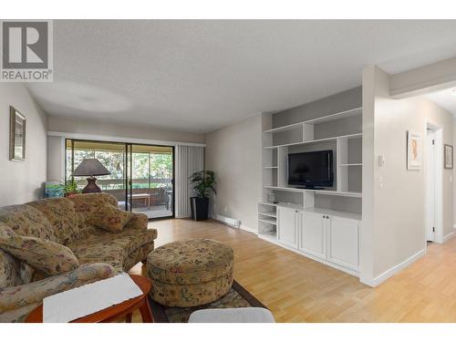 1035 Bernard Avenue Unit# 108, Kelowna, BC - Indoor Photo Showing Living Room