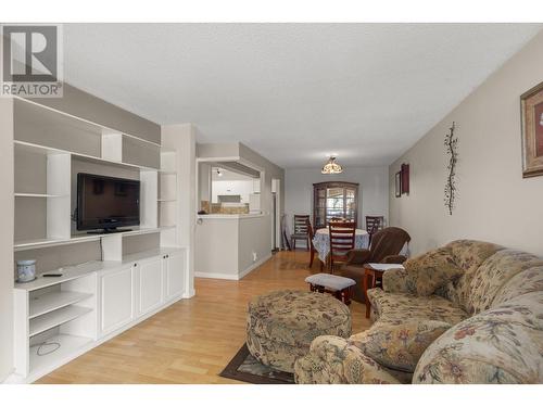 1035 Bernard Avenue Unit# 108, Kelowna, BC - Indoor Photo Showing Living Room