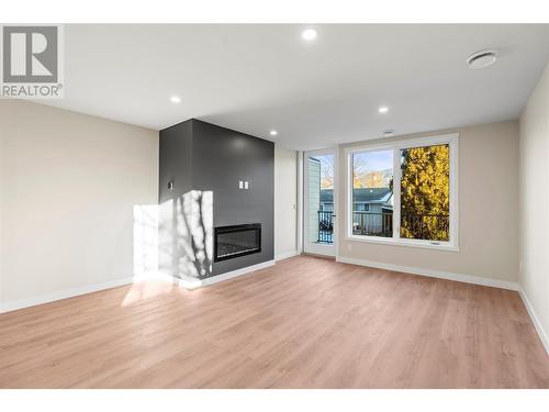 3907 26 Street Unit# 3, Vernon, BC - Indoor Photo Showing Living Room With Fireplace