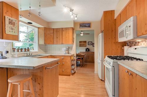 3115 Shannon Court, West Kelowna, BC - Indoor Photo Showing Kitchen With Double Sink