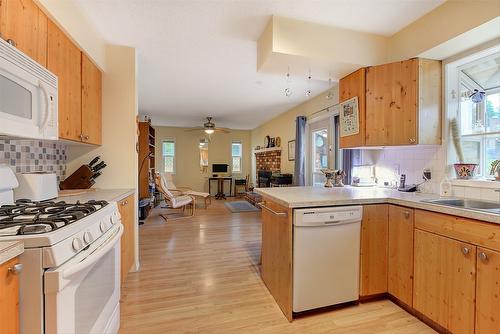 3115 Shannon Court, West Kelowna, BC - Indoor Photo Showing Kitchen