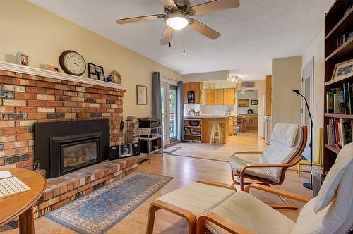 3115 Shannon Court, West Kelowna, BC - Indoor Photo Showing Living Room With Fireplace