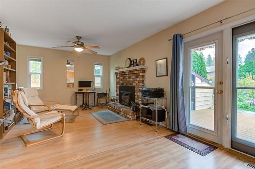 3115 Shannon Court, West Kelowna, BC - Indoor Photo Showing Living Room With Fireplace