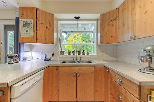 3115 Shannon Court, West Kelowna, BC - Indoor Photo Showing Kitchen With Double Sink