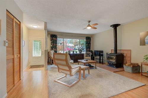 3115 Shannon Court, West Kelowna, BC - Indoor Photo Showing Living Room With Fireplace