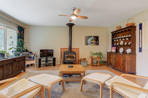 3115 Shannon Court, West Kelowna, BC - Indoor Photo Showing Living Room With Fireplace