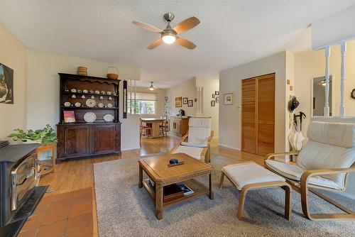 3115 Shannon Court, West Kelowna, BC - Indoor Photo Showing Living Room