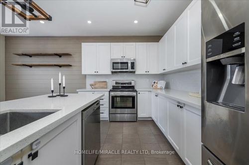 30 Michaelis Street, New Tecumseth, ON - Indoor Photo Showing Kitchen With Upgraded Kitchen