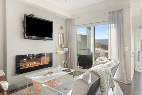 511-1290 St. Paul Street, Kelowna, BC - Indoor Photo Showing Living Room With Fireplace