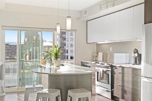 511-1290 St. Paul Street, Kelowna, BC - Indoor Photo Showing Kitchen With Upgraded Kitchen