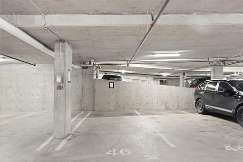 511-1290 St. Paul Street, Kelowna, BC - Indoor Photo Showing Garage