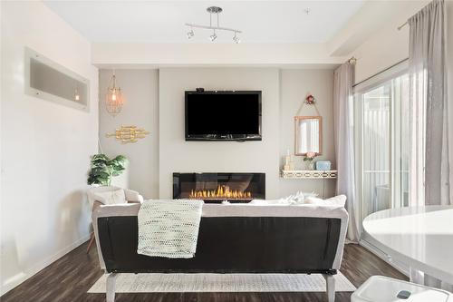 511-1290 St. Paul Street, Kelowna, BC - Indoor With Fireplace