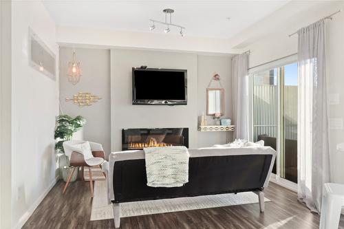 511-1290 St. Paul Street, Kelowna, BC - Indoor Photo Showing Other Room With Fireplace