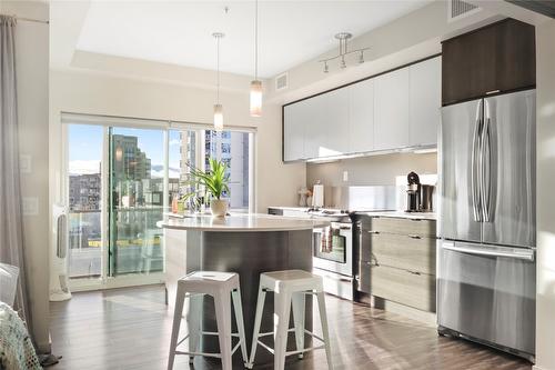 511-1290 St. Paul Street, Kelowna, BC - Indoor Photo Showing Kitchen With Stainless Steel Kitchen With Upgraded Kitchen