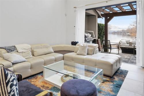 13-3756 Lakeshore Road, Kelowna, BC - Indoor Photo Showing Living Room