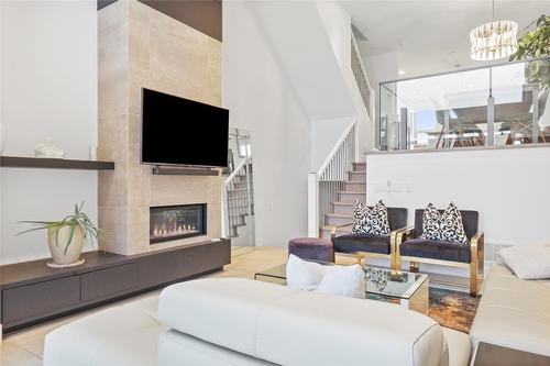 13-3756 Lakeshore Road, Kelowna, BC - Indoor Photo Showing Living Room With Fireplace