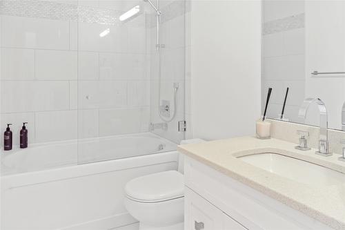 13-3756 Lakeshore Road, Kelowna, BC - Indoor Photo Showing Bathroom