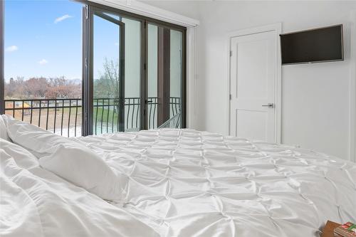 13-3756 Lakeshore Road, Kelowna, BC - Indoor Photo Showing Bedroom