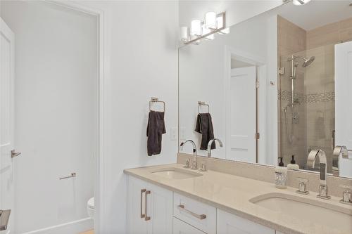 13-3756 Lakeshore Road, Kelowna, BC - Indoor Photo Showing Bathroom