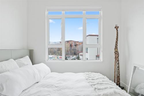 13-3756 Lakeshore Road, Kelowna, BC - Indoor Photo Showing Bedroom