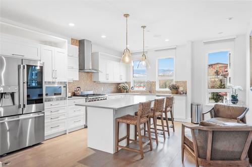 13-3756 Lakeshore Road, Kelowna, BC - Indoor Photo Showing Kitchen With Upgraded Kitchen