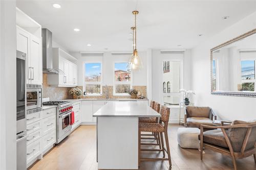 13-3756 Lakeshore Road, Kelowna, BC - Indoor Photo Showing Kitchen With Upgraded Kitchen