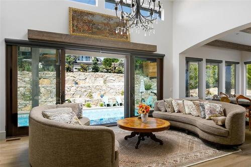 21-1150 Mission Ridge Road, Kelowna, BC - Indoor Photo Showing Living Room