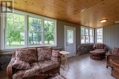 24885 Poplar Hill Road, Middlesex Centre (Ilderton), ON - Indoor Photo Showing Living Room