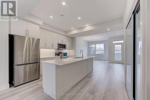 33 - 990 Deveron Crescent, London, ON - Indoor Photo Showing Kitchen With Upgraded Kitchen