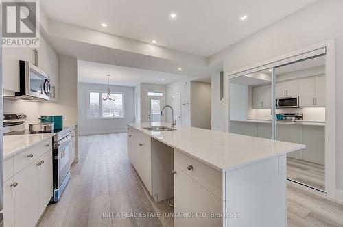 33 - 990 Deveron Crescent, London, ON - Indoor Photo Showing Kitchen With Upgraded Kitchen