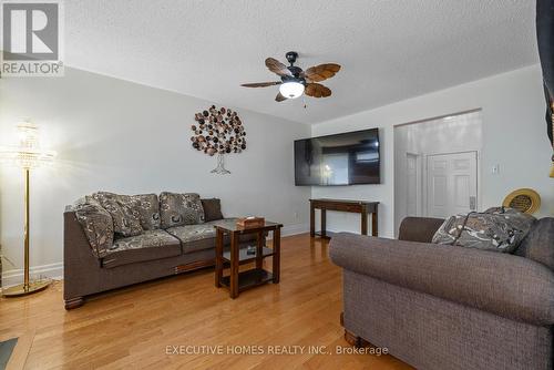 5415 Longford Drive, Mississauga, ON - Indoor Photo Showing Living Room