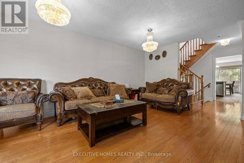 5415 Longford Drive, Mississauga, ON - Indoor Photo Showing Living Room