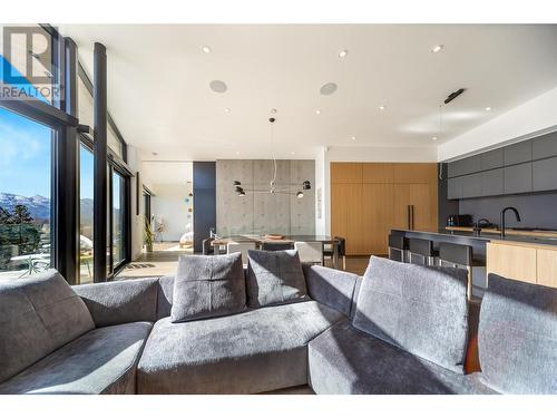 3985 Beachview Drive, West Kelowna, BC - Indoor Photo Showing Living Room