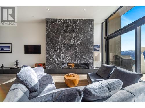 3985 Beachview Drive, West Kelowna, BC - Indoor Photo Showing Living Room